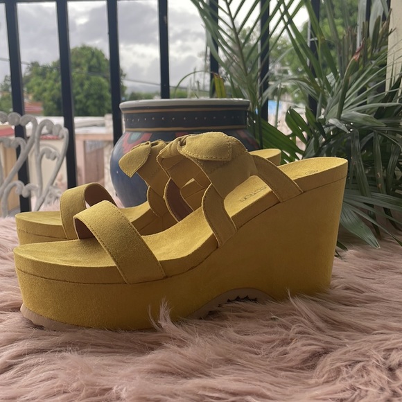Sunflower 🌻 Wedges - Picture 4 of 9